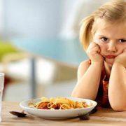 Нужно ли заставлять ребенка кушать